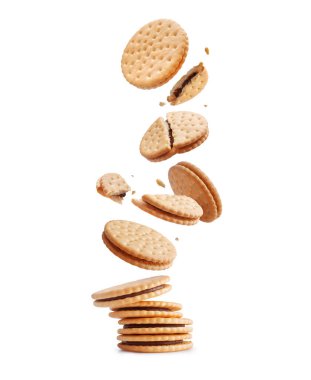 Yuvarlak ve ezilmiş gevrek kurabiyeler. Beyaz arka planda çikolata dolu.