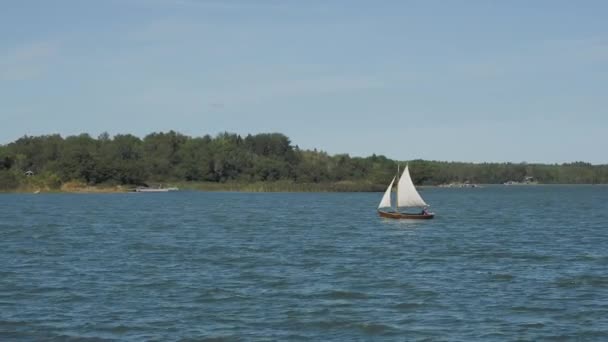 Маленькая Лодка Парусами Плавает Реке — стоковое видео