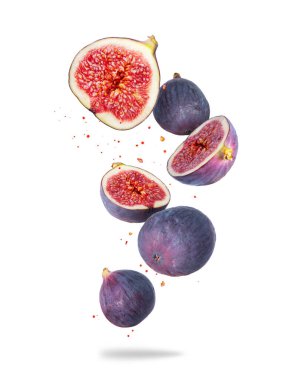 Bir bütün ve dilimlenmiş incir grubu beyaz bir arka planda havaya yaklaşır.