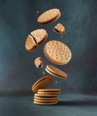 Koyu bir arka planda çikolatalı ve ezilmiş kurabiyelerin havalanması.