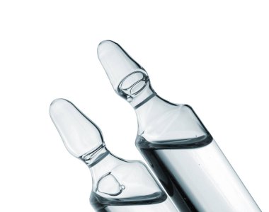 İki tıbbi ya da kozmetik ampul beyaz bir arkaplanda izole edilmiş.