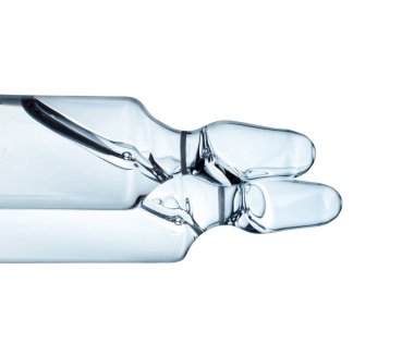 İki tıbbi ya da kozmetik ampul beyaz bir arkaplanı kapatır