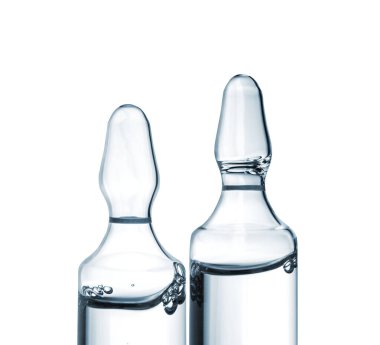 İki tıbbi ya da kozmetik ampul beyaz bir arkaplanda izole edilmiş.