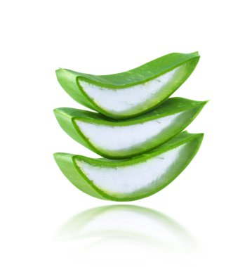 Beyaz arka planda üç taze dilimlenmiş aloe vera parçası.