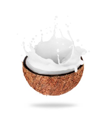 Dilimlenmiş hindistan cevizi ve beyaz arka planda süt sıçraması.