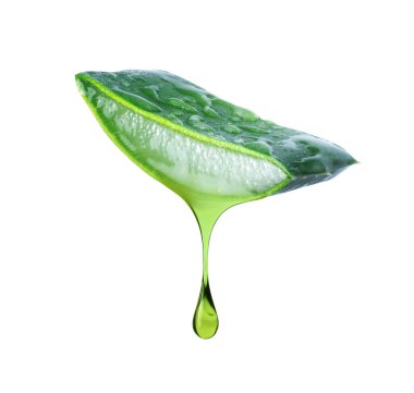 Aloe vera sapını damla damlatarak kes beyaz bir arkaplanda izole edilmiş yakın plan