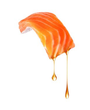 Beyaz arka planda yağlı damlaları olan bir dilim somon.