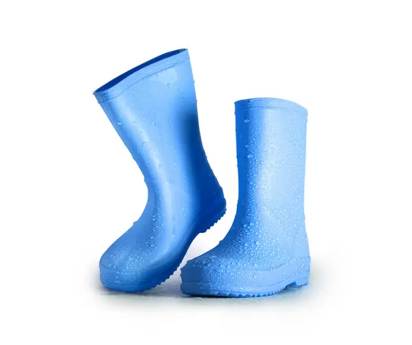 白い背景に隔離された表面の雨滴が付いているスタイリッシュな青いゴム製ブーツ ロイヤリティフリーのストック画像