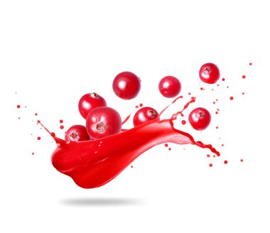 Beyaz arka planda izole edilmiş taze meyve suyu serpilmiş kızılcıklar.
