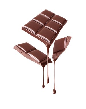 Kırık çikolata parçaları beyaz arka planda izole edilmiş damlayan damlalar.