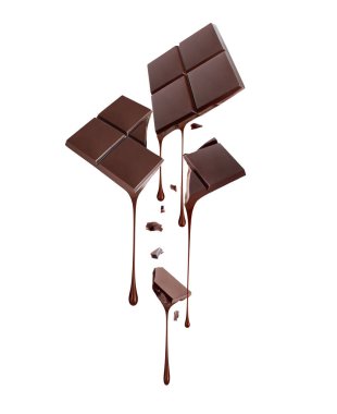 Kırık siyah çikolata, beyaz arka planda izole edilmiş damlalar.