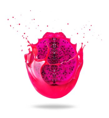 Dilimlenmiş meyve suyu beyaz arka planda izole edilmiş. Olgun pitahaya taze meyve suyuyla kaplanır.