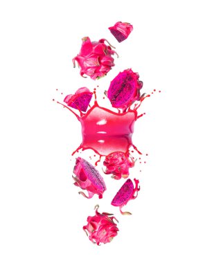 Kırmızı suyu olan tam ve dilimlenmiş ejderha meyveleri beyaz arka planda izole edilmiş..