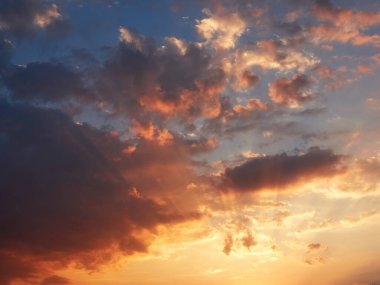 Güneşin ışınlarında güzel bulutlu akşam gökyüzü