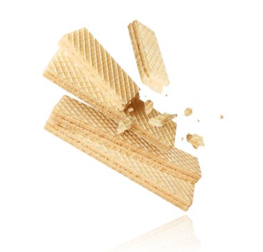 Beyaz arka planda izole edilmiş gevrek waffle 'lar havada eziliyor.