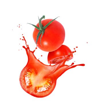 Kesilmiş domatesler, beyaz arka planda izole edilmiş, akışkan meyve suyu.