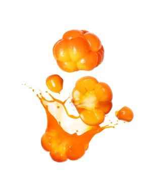 Tam ve dilimlenmiş çilek suyu akışı yakın plan beyaz arka planda izole edilmiş.