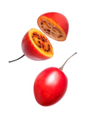 Tam ve dilimlenmiş tamarillos meyvesi beyaz bir arka planda izole bir şekilde yakın çekim