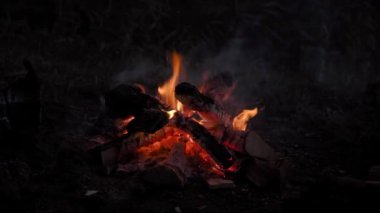 Yakacak odun yakıyor ve çatırdıyor gece yangında