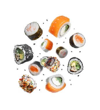 Beyaz arka planda susamlı çeşitli suşi ruloları.