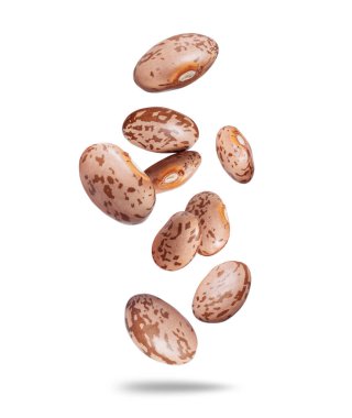 Havadaki pinto fasulyelerinin yükselişi beyaz arka planda izole edilmiş olarak yakın plan 