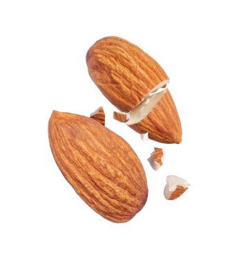 Tam ve ezilmiş bademler havada beyaz arka planda yakın plan