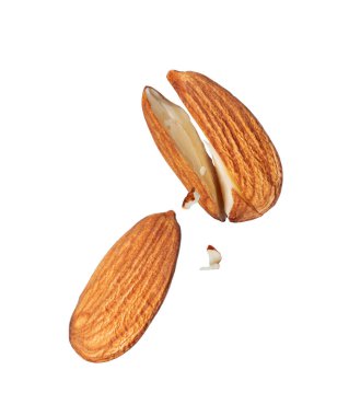 Çatlak ve havadaki bütün bademler beyaz arka planda izole bir şekilde kapanıyor.