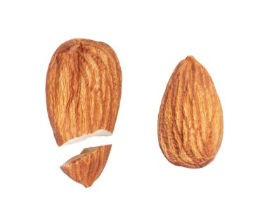 Çatlak ve bütün badem beyaz arkaplanda izole bir şekilde kapanır.