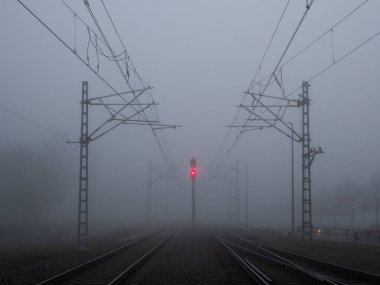 Demiryolunda sisli bir sabah