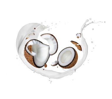 Kırılmış hindistan cevizi ve beyaz bir arka planda süt sıçraması.