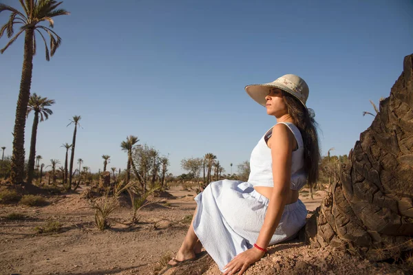 Mujer Atractiva Turística Sentada Disfrutando Del Palmeral Marrakech Marruecos Este — Foto de Stock