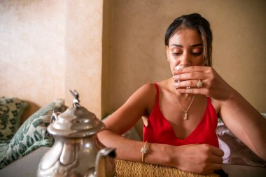 Turistler tipik ve geleneksel Marakeş çayını tadıyor, Fas 'ta ve İslam ve Müslüman dünyasında en yaygın Arap içkisi..