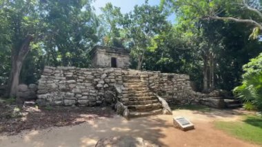 Meksika 'nın Maya Rivierası' ndaki Xcaret parkının tropikal patikalarındaki Maya harabeleri ve piramidi, turistler tarafından vahşi ve Maya çevresi için çok ziyaret edilen bir yer..