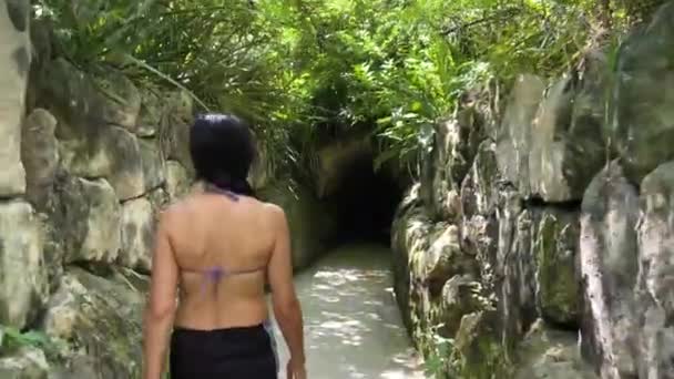 Turistvandring Och Njuta Stigar Den Tropiska Djungeln Xcaret Park Maya — Stockvideo