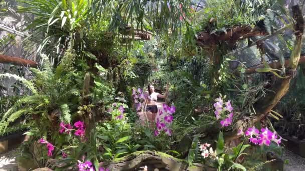 Kvinna Njuter Ett Växthus Orkidéer Och Bromeliader Xcaret Park Playa — Stockvideo