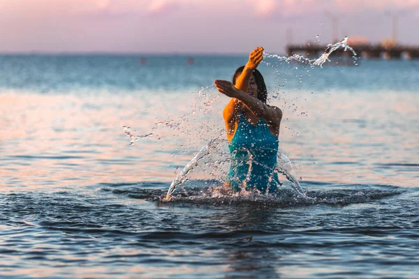 メキシコ リビエラのカリブ海の美しくさわやかな水を日の出に楽しむ観光客は 日の出と日没時に太陽 ビーチを楽しむために非常に観光客が訪れます — ストック写真