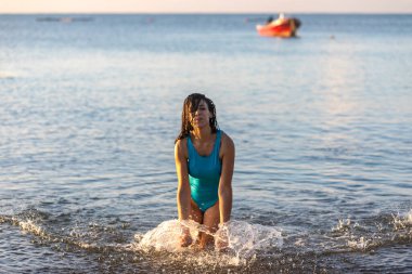 Seksi kadın mutlu ve Meksika 'nın Mayalı Rivierası' nın Karayip Denizi 'nin sularından keyif alıyor yüzünü ısıtan sıcak bir güneşin altında, turizm ve tatil için ideal bir yer..