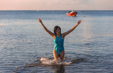 Seksi kadın mutlu ve Meksika 'nın Mayalı Rivierası' nın Karayip Denizi 'nin sularından keyif alıyor. Şafak vakti yüzünü ısıtan ılık bir güneşin altında. Turizm ve tatil için ideal bir yer..
