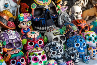 Meksika el işi: renkli boyalı kil kafatası. Kil kafatası, Ölüm Günü 'nde genellikle dekorasyon için kullanılan bir iskelet figürüdür ve Meksika kültürünün tipik bir dekorasyonudur..