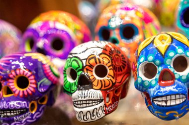 Meksika yazıtlı bir rafta renkli boyanmış kil kafatasları. Kil kafatası, Meksika 'da Ölüler Günü boyunca genellikle dekorasyon için kullanılan bir iskelet figürüdür..