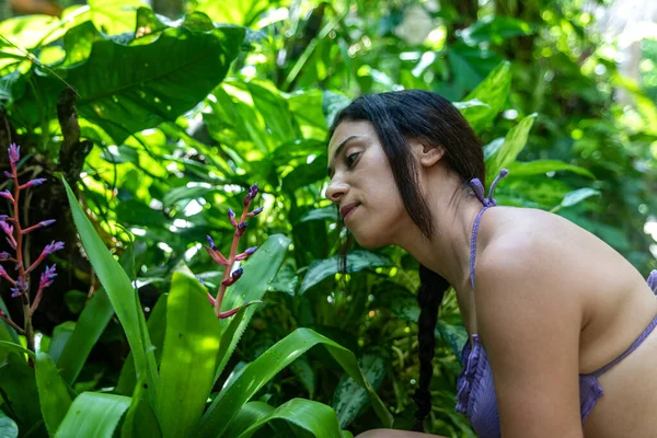 Szexi Fiatal Turista Figyel Figyelmesen Egy Bromeliad Trópusi Dzsungelben Maja — Stock Fotó