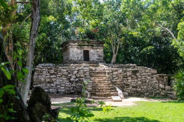 Meksika 'nın Maya Rivierası' ndaki Xcaret parkının Maya mimari kalıntıları. Bu İspanyol öncesi bir kültür..