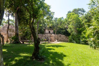 Meksika 'nın Maya Rivierası' ndaki Xcaret parkındaki Maya deniz fenerinin kalıntıları, bir çok kültürü geride bırakan İspanyol öncesi bir kültür..