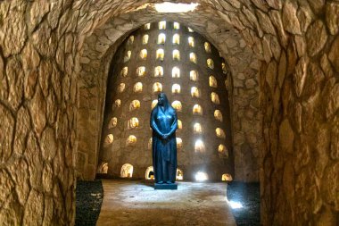 Xcaret, Meksika - 18 Aralık 2022 Maya medeniyeti ve kültürünün Xcaret parkının mezarlığı ve Meksika 'da ölülere ibadet ettikleri tipik mezarlıkları..