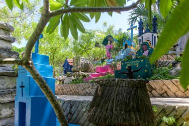 Xcaret, Meksika - 18 Aralık 2022 - Maya uygarlığını ve kültürünü temsil eden Xcaret parkının mezarlıkları Yucatan yarımadasının tipik kutsal alanlarıyla.
