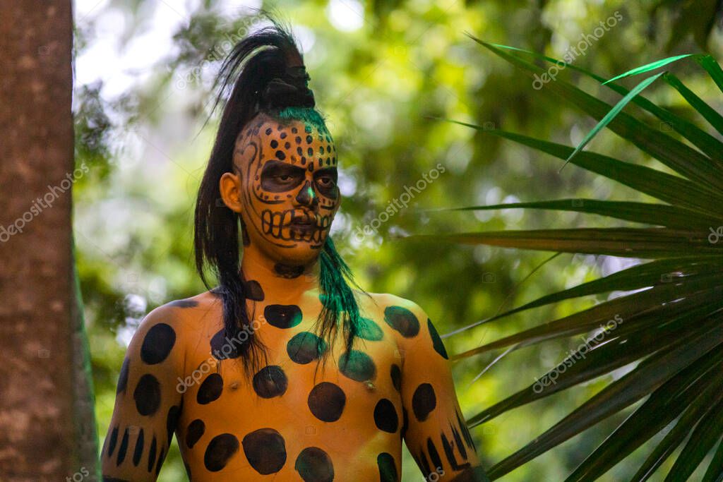  Xcaret, México,   de diciembre de   Gran guerrero maya jaguar preparando el combate de los mayas en el parque Xcaret en México, es una civilización prehispánica con una cultura antigua y
