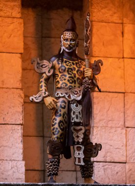 Xcaret, Meksika, 24 Aralık 2022 - Büyük Maya Jaguar savaşçısı Meksika 'nın Mayan Riviera bölgesindeki bir Maya köyünün girişini koruyor..