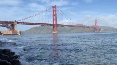 Amerika Birleşik Devletleri 'nin (ABD) San Francisco Körfezi' ndeki Golden Gate Köprüsü 'nün inanılmaz panoramik manzarası, şehirde marina gezintisinden görüldü.