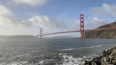 Amerika Birleşik Devletleri 'nin San Francisco Körfezi' ndeki (ABD) ünlü Golden Gate Köprüsü, turistler için ideal bir yer olan batarya yataklarından panoramik bir manzarayla görülmektedir..