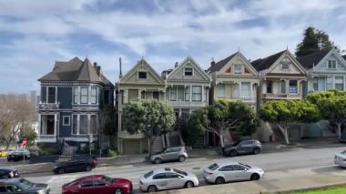 The famous painted ladies of the Californian city of San Francisco in the USA, are houses of Victorian and Edwardian style architecture painted in three or more colors to beautify them.